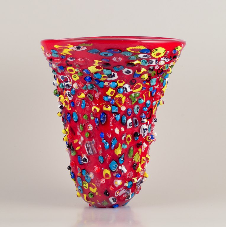 Murano, Italien.Stor kunstglasvase. Rødt mundblæst glas.
