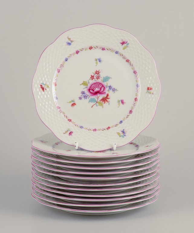 Herend, et sæt på tolv porcelænstallerkner.Håndmalet med polykrome blomstermotiver.