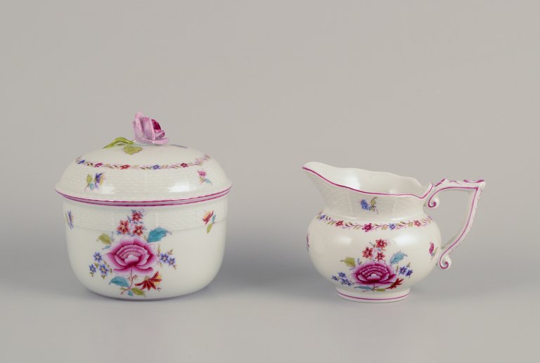 Herend, stor sukkerskål og stor flødekande i porcelæn. Sukkerskål med blomsterknop i relief på låget.