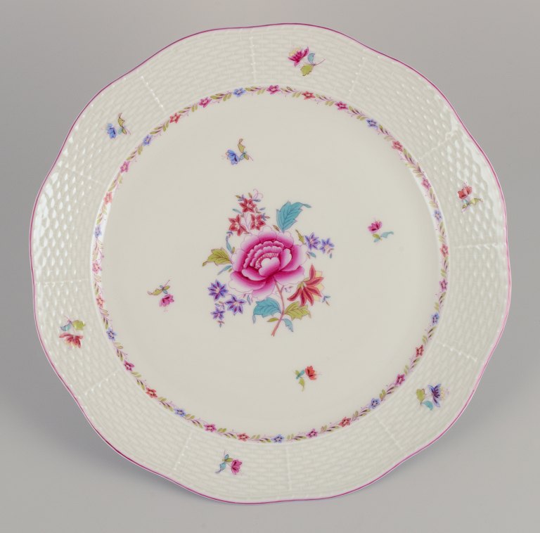 Herend, stort rundt fad i porcelæn. Håndmalet med polykrome blomstermotiver.