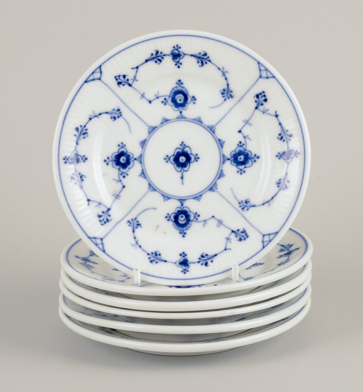 Royal Copenhagen, et sæt på seks Musselmalet Riflet tallerkner.