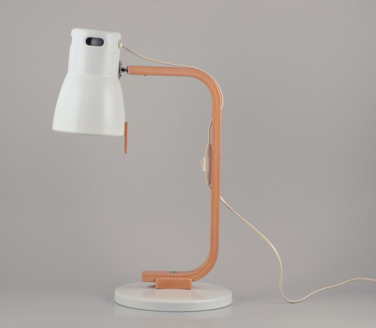 Hans Agne-Jakobsson, Markaryd, Sverige.Stor skrivebordslampe i hvidmalet metal og træ.