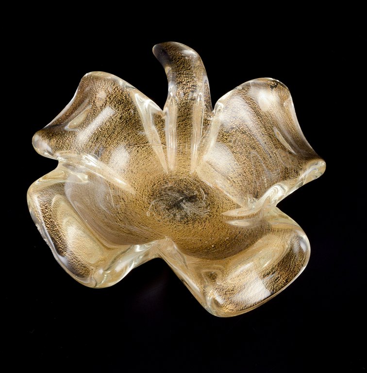 Murano, Italien.Kunstglasskål i klart glas indlagt med guldstøv.