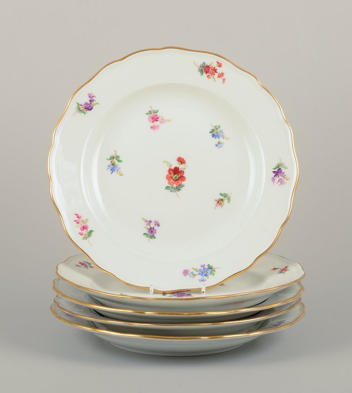 Meissen, Tyskland.Fem middagstallerkner i porcelæn.