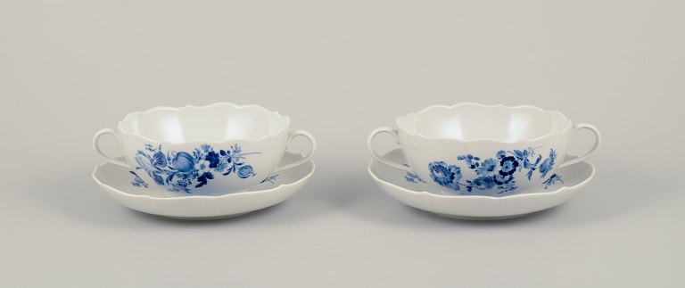 Meissen, Tyskland.To par bouillonkopper i blåmalet porcelæn.