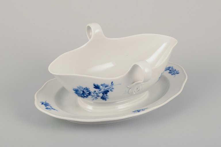 Meissen, Tyskland.Saucekande på fod. Porcelæn.