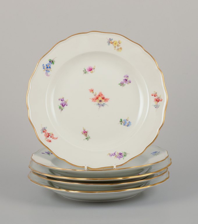 Meissen, Tyskland.Et sæt på fem dybe middagstallerkner i porcelæn.