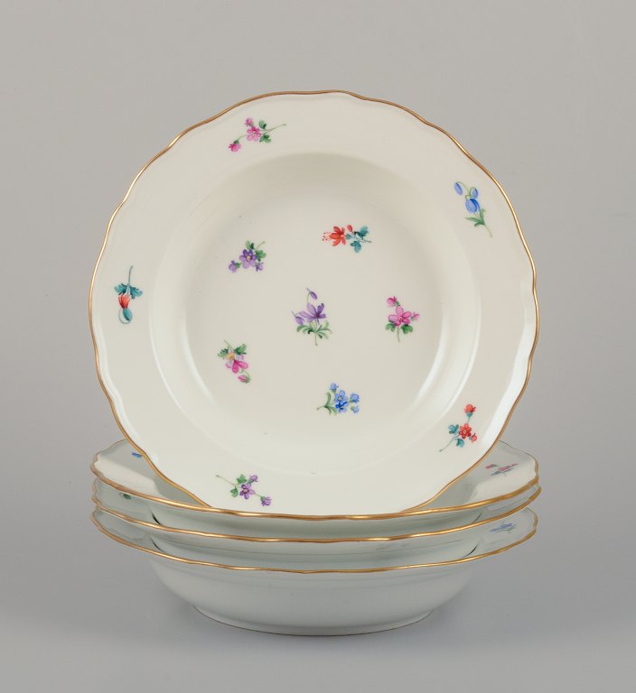 Meissen, Tyskland.Et sæt på fire dybe tallerkner i porcelæn.