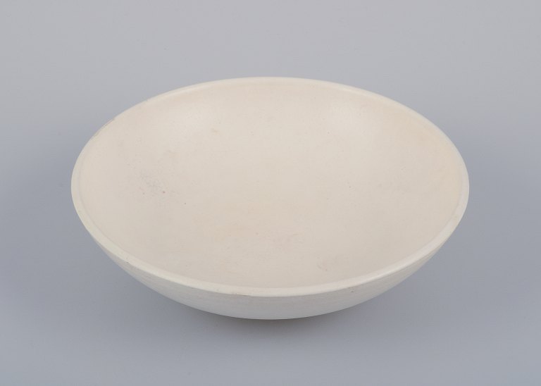 Suzanne Ramié (1905-1974) for Atelier Madoura, Frankrig.Rund unika keramikskål, stilrent modernistisk design.