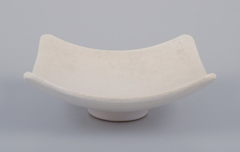 Suzanne Ramié (1905-1974) for Atelier Madoura, Frankrig.Firkantet unika keramikskål, stilrent modernistisk design.