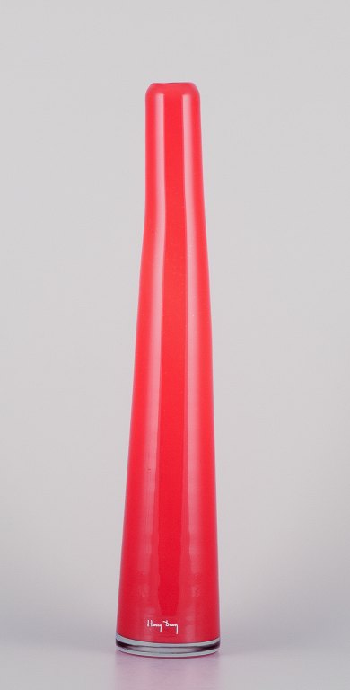 Henry Dean, Belgisk glaskunstner.Høj og slank kunstglasvase. Orange glas.