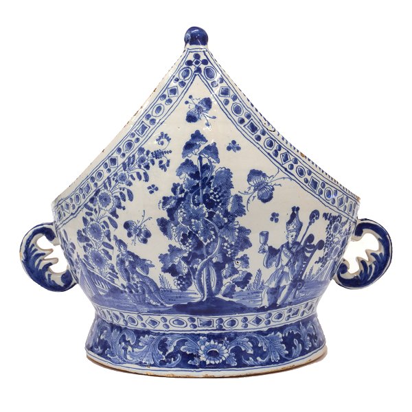 St. Kongensgade bispebolle i blådekoreret fajance. Johan Pfaus periode ca. år 1740. H: 33cm. D: 32cm