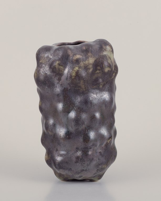 Christina Muff, dansk samtidskeramiker (f. 1971). Unika skulpturel vase, organisk udformet i stentøjsler.