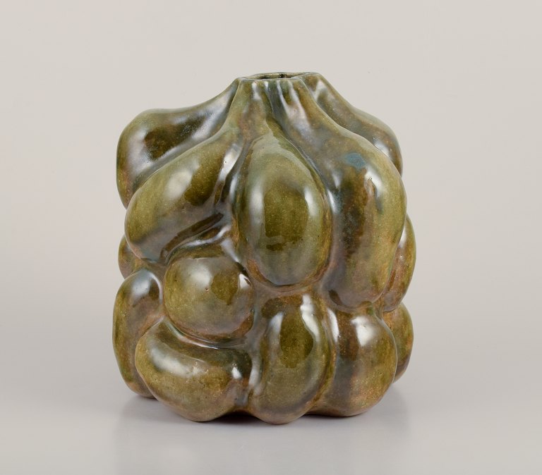 Christina Muff, Dansk samtidskunstner, født 1971.Stor unika Skulpturel vase i stentøjsler med flaskehals.