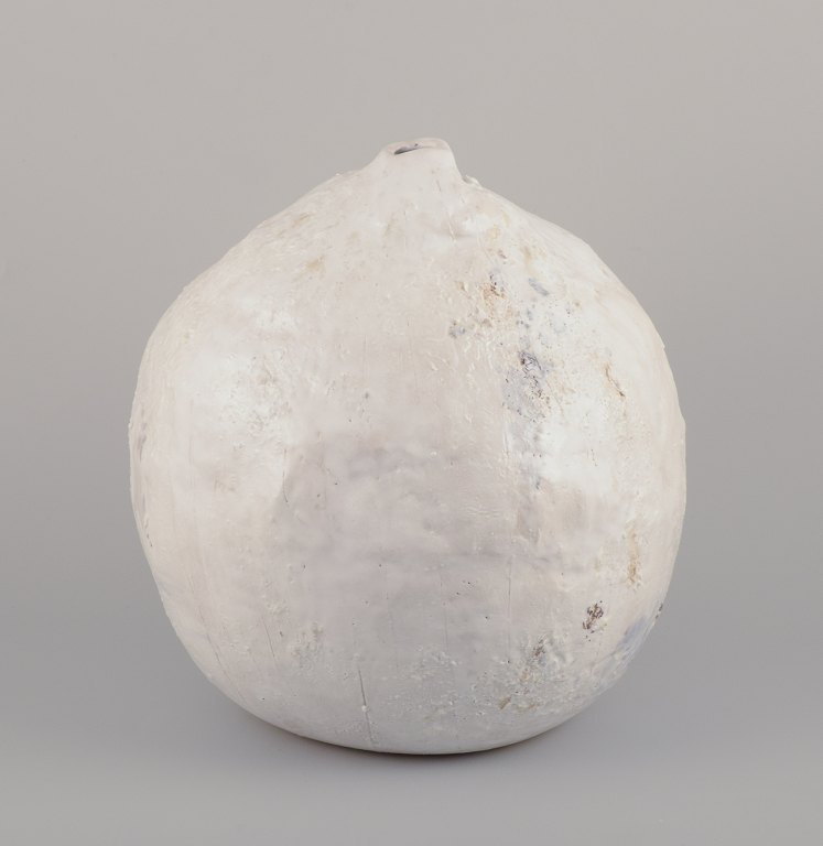 Christina Muff, Dansk samtidskunstner, født 1971.Stor unika skulpturel vase formet organisk i hvidt stentøjsler.