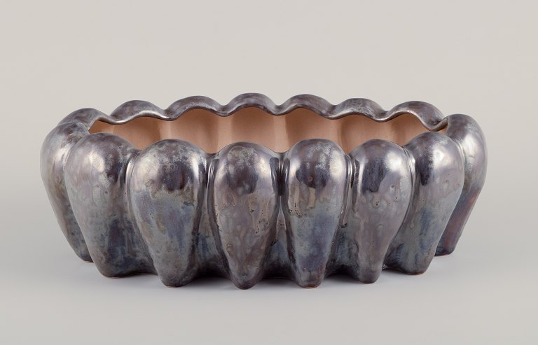 Christina Muff, Dansk samtidskunstner, født 1971.Stor oval vase med iøjnefaldende metallisk glasur med spil i.
