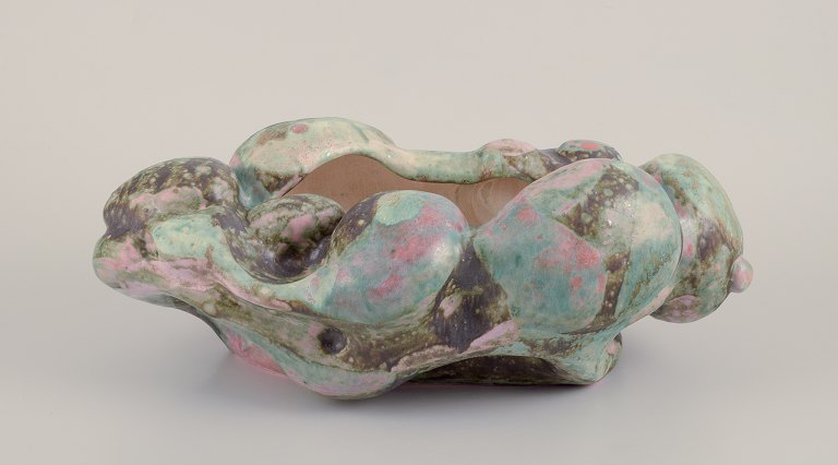 Christina Muff, Dansk samtidskunstner, født 1971.Meget skulpturelt udført vase med spændende glasering.