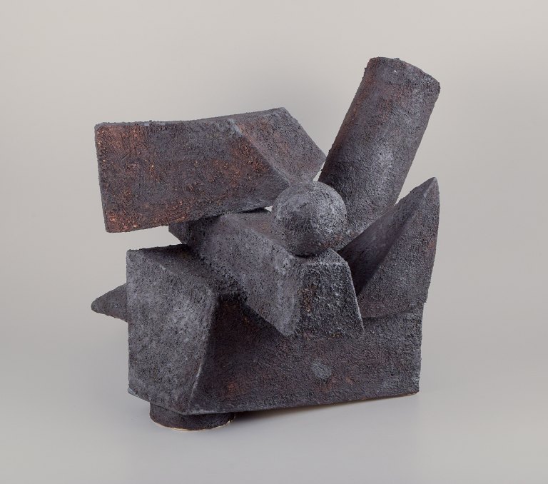 Christina Muff, Dansk samtidskunstner, født 1971.Monumentalt stor skulptur i kubistisk stil, med grov, ridset overflade.