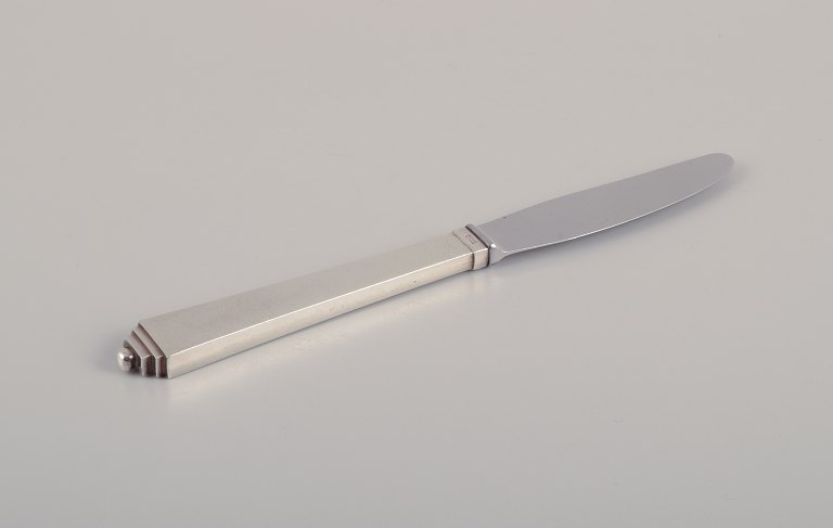 Georg Jensen Pyramide.Langskaftet middagskniv i sterlingsølv med blad i rustfrit stål.
