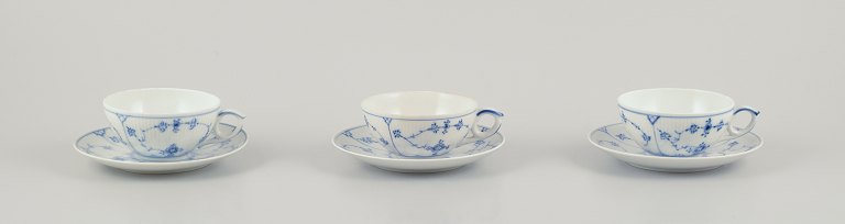Royal Copenhagen Musselmalet Riflet. Et sæt på tre tekopper med tilhørende underkopper.