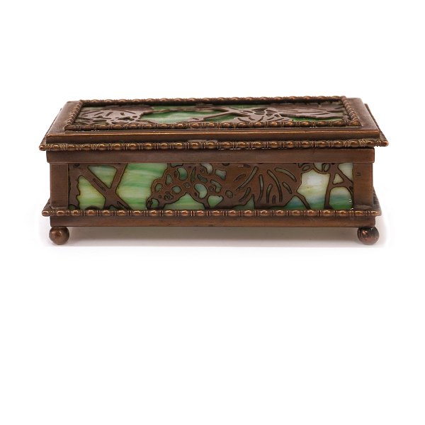 Tiffany Studios New York æske med bronzemontering med stiliserede  vindrueranker. H: 3,5cm. L: 10cm. D: 5,5cm
