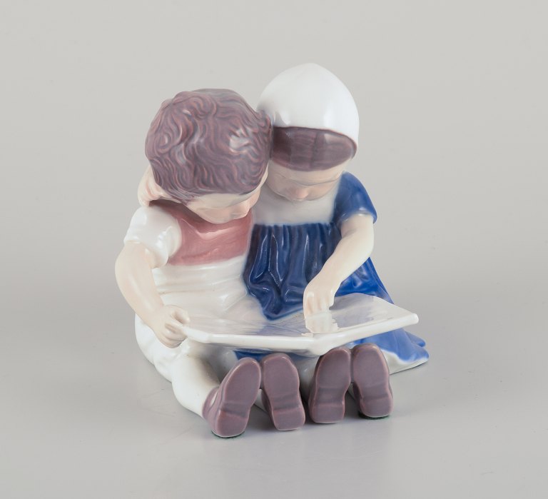 Bing & Grøndahl, Danmark.Porcelænsfigur af læsende børn.