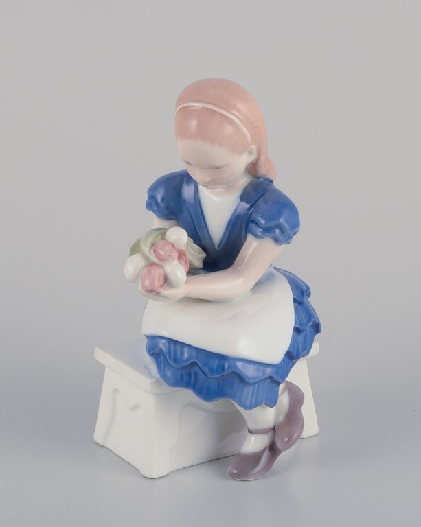 Bing & Grøndahl, Danmark.Porcelænsfigur af siddende pige.
