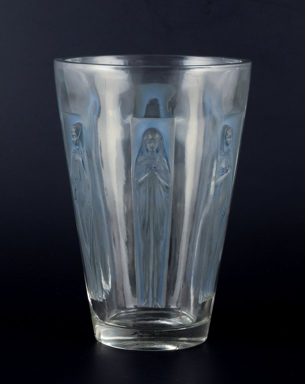 René Lalique, France.Large "Gobelet Six Figurines" vase in clear glass with blue figures.