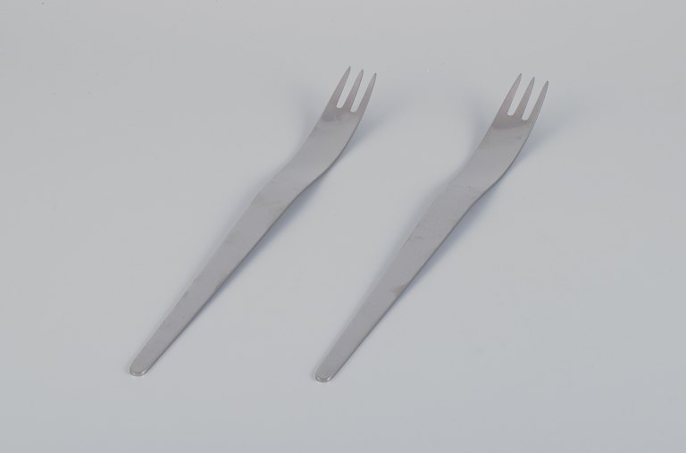 Arne Jacobsen for Georg Jensen. Modernistisk AJ bestik.To lange salatgafler i rustfrit stål.