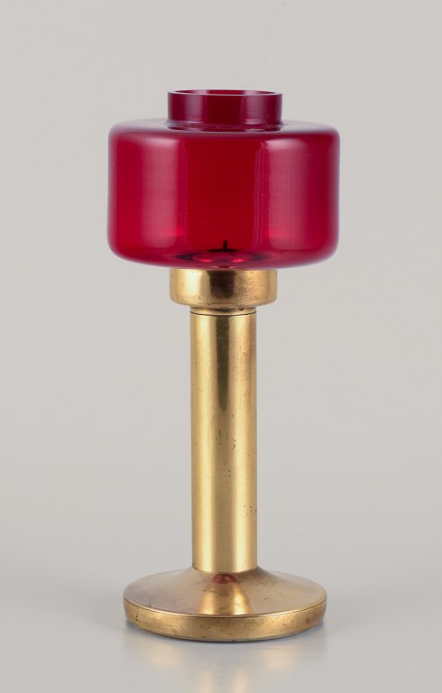 Hans-Agne Jakobsson. Atelje Lyktan, Åhus.Bordlampe i rødt glas.