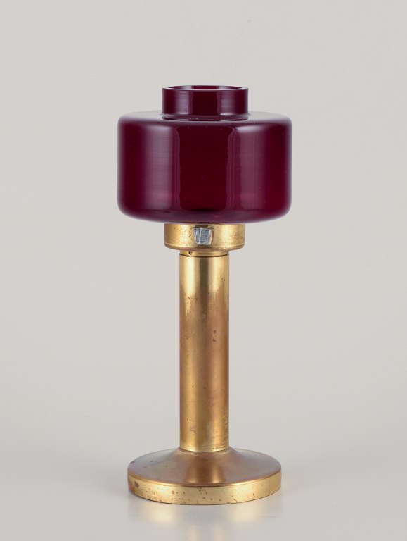 Hans-Agne Jakobsson. Atelje Lyktan, Åhus.Bordlampe i rødt glas.