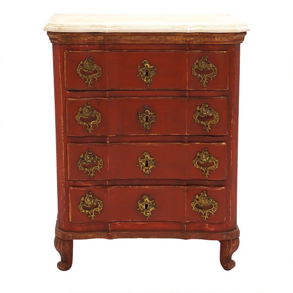 Dansk røddekoreret barok kommode med marmorplade. Danmark ca. år 1750. H: 83cm. Plade: 64x34cm