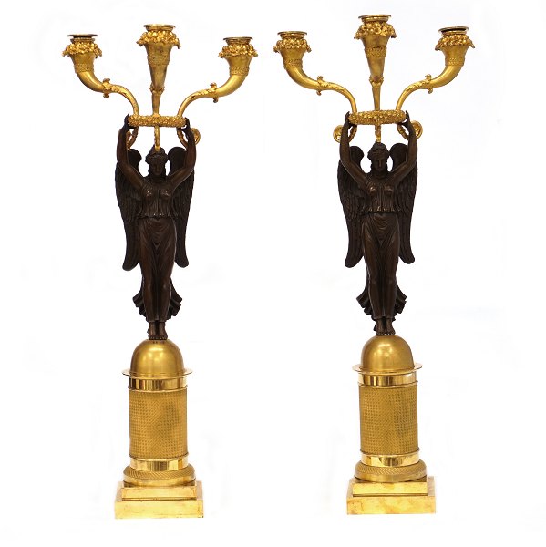 Et par store lueforgyldte bronzekandelabre hver med tre arme. Paris ca. år 1800. H: 63cm