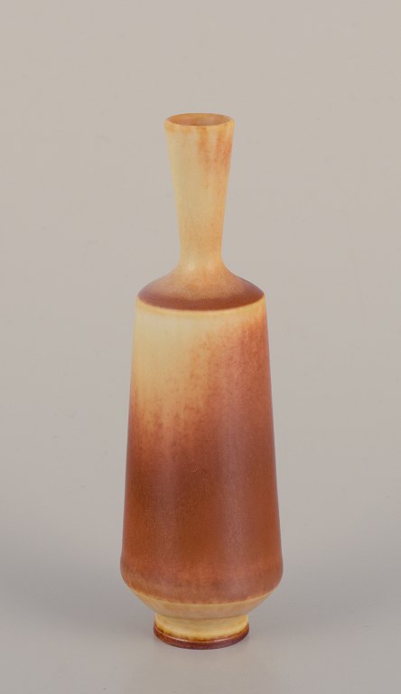 Berndt Friberg for Gustavsberg Studiohand. Miniaturevase med smal hals i glaseret keramik.