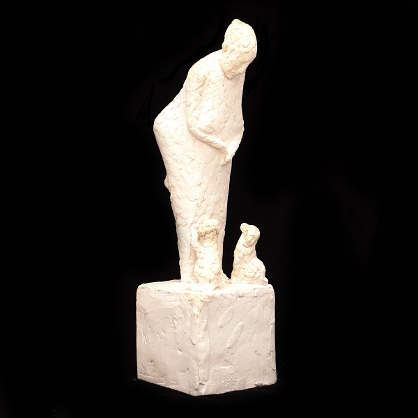 Hanne Varming, 1939-2022, "Kone med Hunde". Modelleret i gips. Signeret "HV 2000". H: 48cm