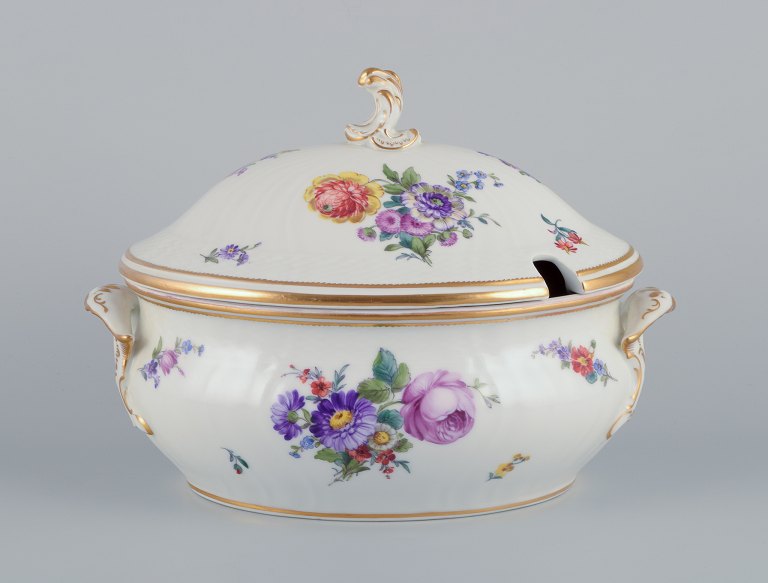 Royal Copenhagen Saksisk Blomst, suppeterrin håndmalet med polykrome blomstermotiver, guldkant.