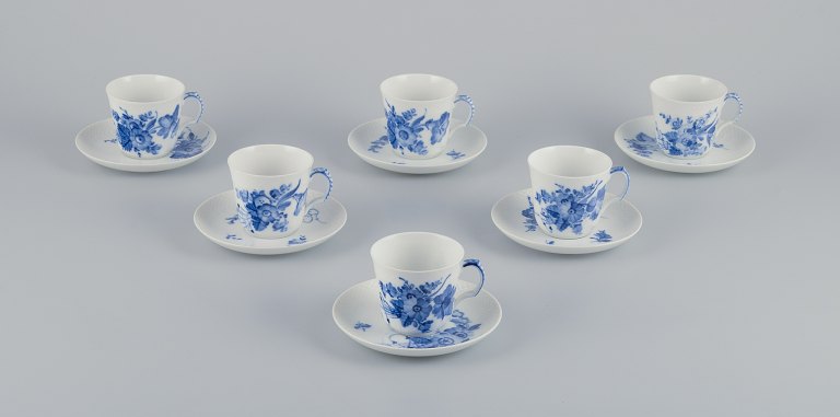 Royal Copenhagen Blå Blomst Svejfet. Et sæt på seks kaffekopper med tilhørende underkopper.