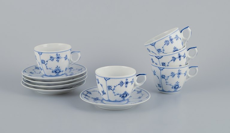 Royal Copenhagen Musselmalet Riflet.Fem kaffekopper med tilhørende underkopper.