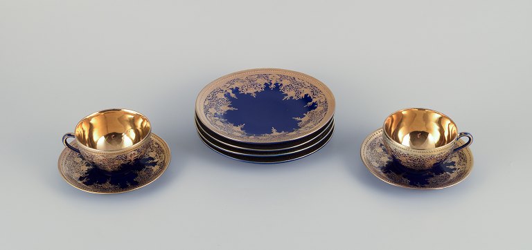 Japan, kaffeservice i porcelæn hånddekoreret i sevres bleu og guld.Bestående af to par store kaffekopper samt fire tallerkner.
