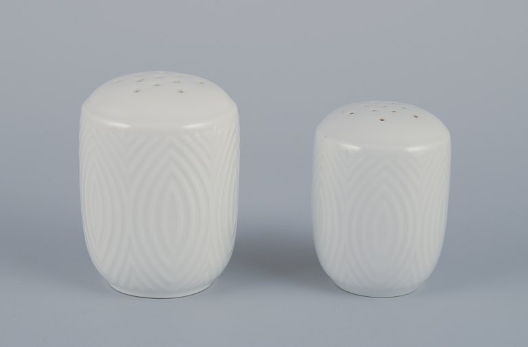 Axel Salto for Royal Copenhagen. Salt og peber sæt i hvidt porcelæn.