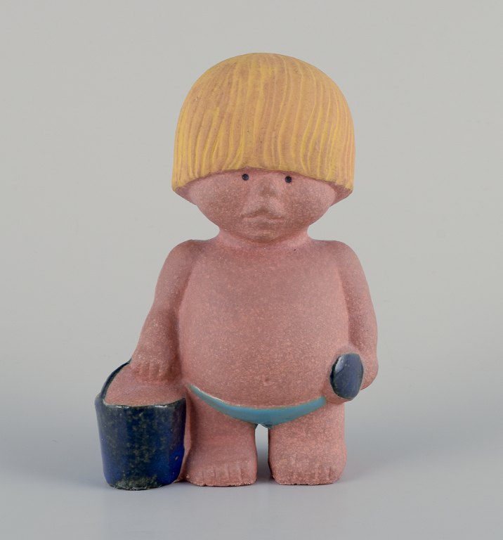 Lisa Larson for Gustavsberg. Stentøjsfigur fra "Alle verdens børn".Dreng med spand.
