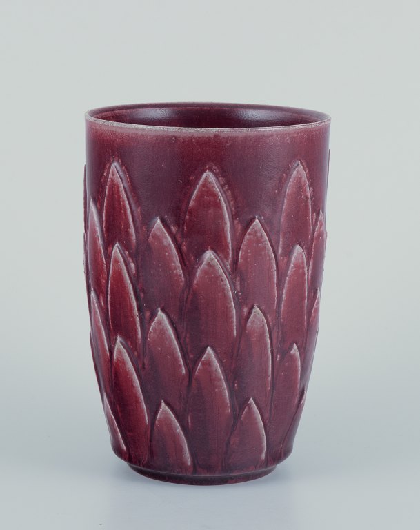 Gerd Bøgelund, dansk keramiker for Royal Copenhagen.Keramikvase i okseblodsglasur.