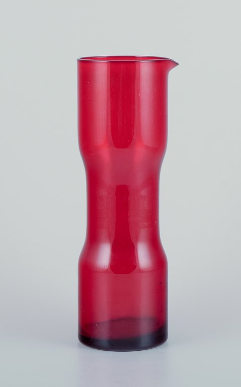 Monica Bratt for Reijmyre, Sverige. Stor vandkande i mundblæst vinrødt kunstglas.