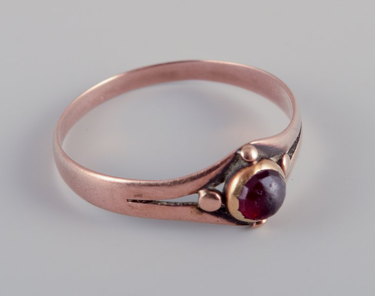 C. T. Haagensen, Rønne, active 1893-1937.Vintage 14 karat Art Deco gold ring.Adorned with burgundy-colored semi-precious stone.