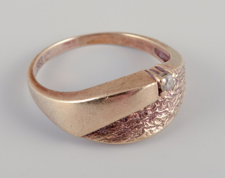 Dansk 8 karat guldring.Prydet med brillant.