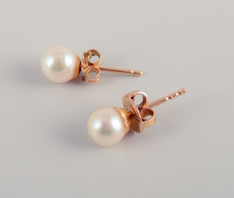 Swedish goldsmith. A pair of classic ear studs in 18 karat gold adorned with cultured pearls.