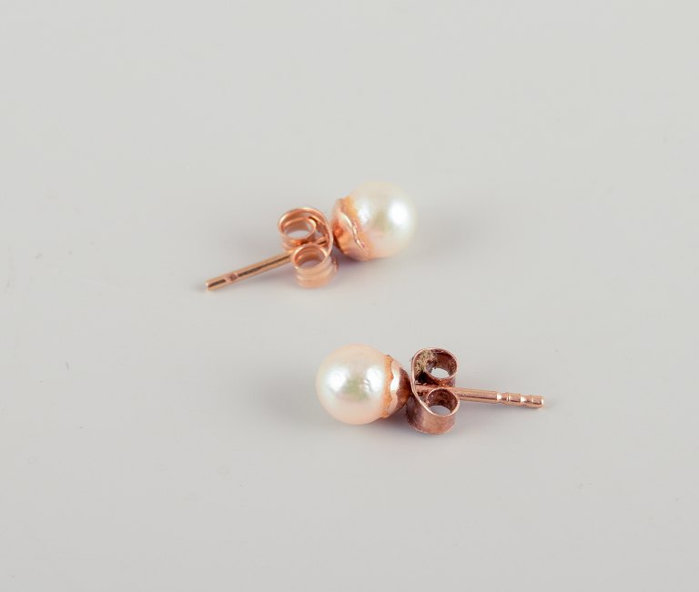 Swedish goldsmith. A pair of classic ear studs in 18 karat gold adorned with cultured pearls.