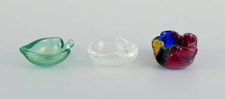 Tre Murano kunstglasskåle.Polykromt glas, klart glasindlagt med bobler som grønt glas indlagt med guldstøv.