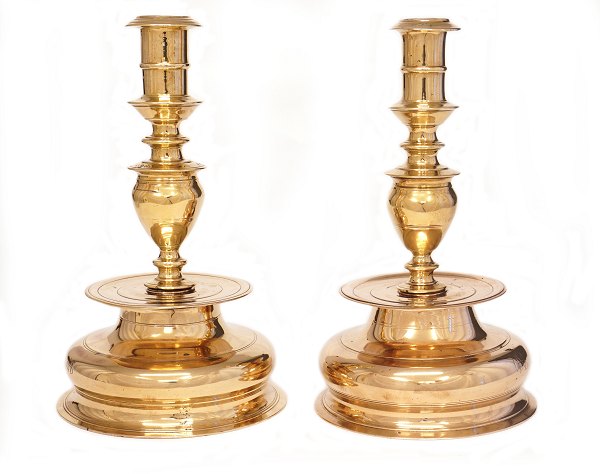 Pair of Baroque bell shaped brass candlesticks. Denmark or Northgermany circa 1740. H: 27,5cm