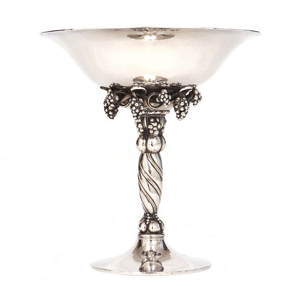 Early Georg Jensen sterlingsilver grape tazza 263 period 1925-32. H: 18,8cm. W: 517gr
